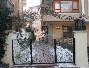 004 FERFORJE BAHÇE GİRİŞ KAPI ÜSTÜ TAÇ